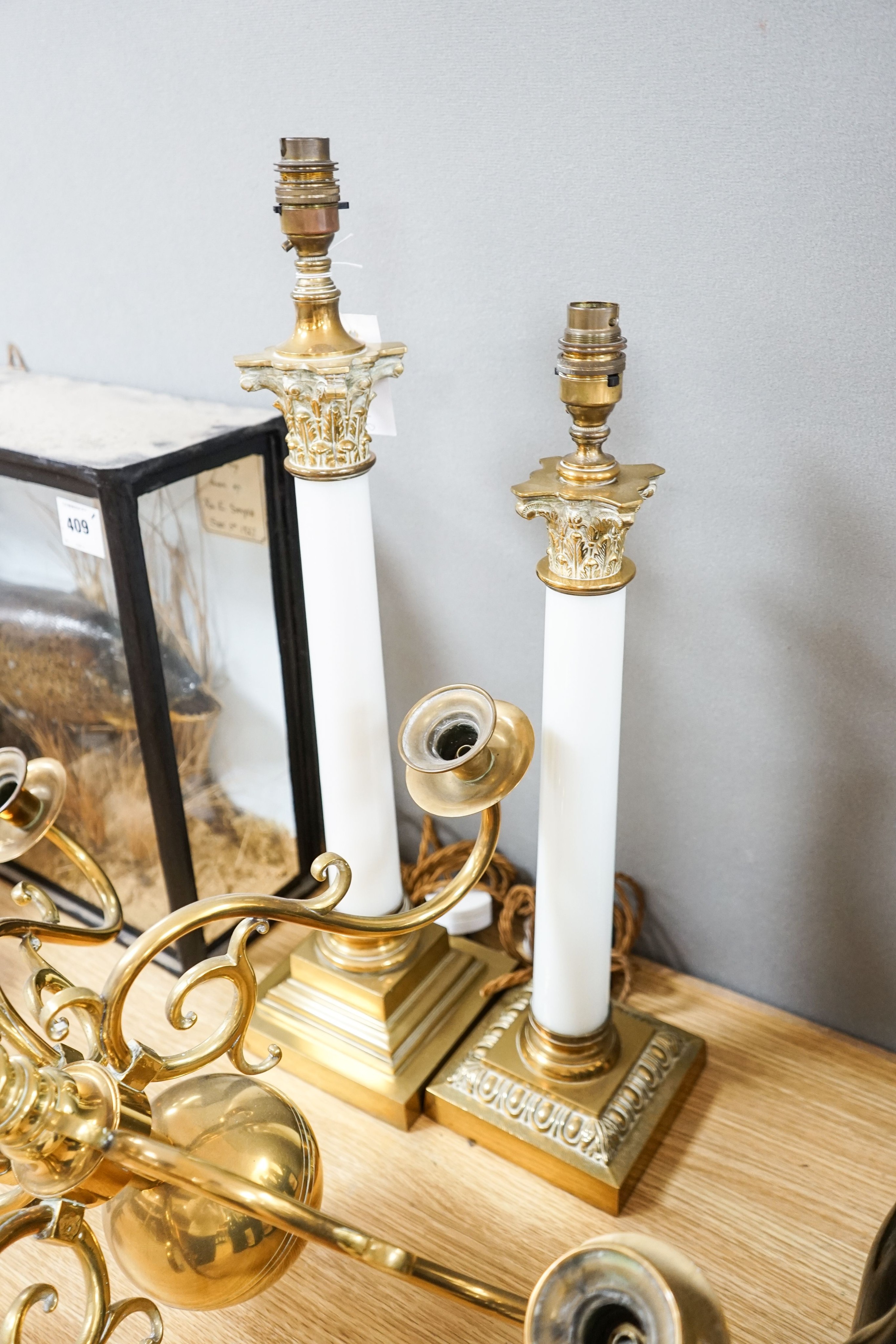 Two Corinthian column table lamps and a brass 5 branch electrolier